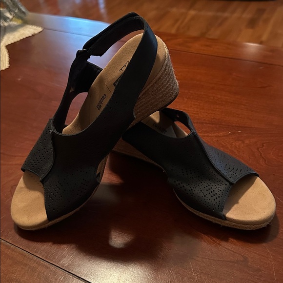 Size 8 Women’s Clarks Navy Sandals - Picture 4 of 4